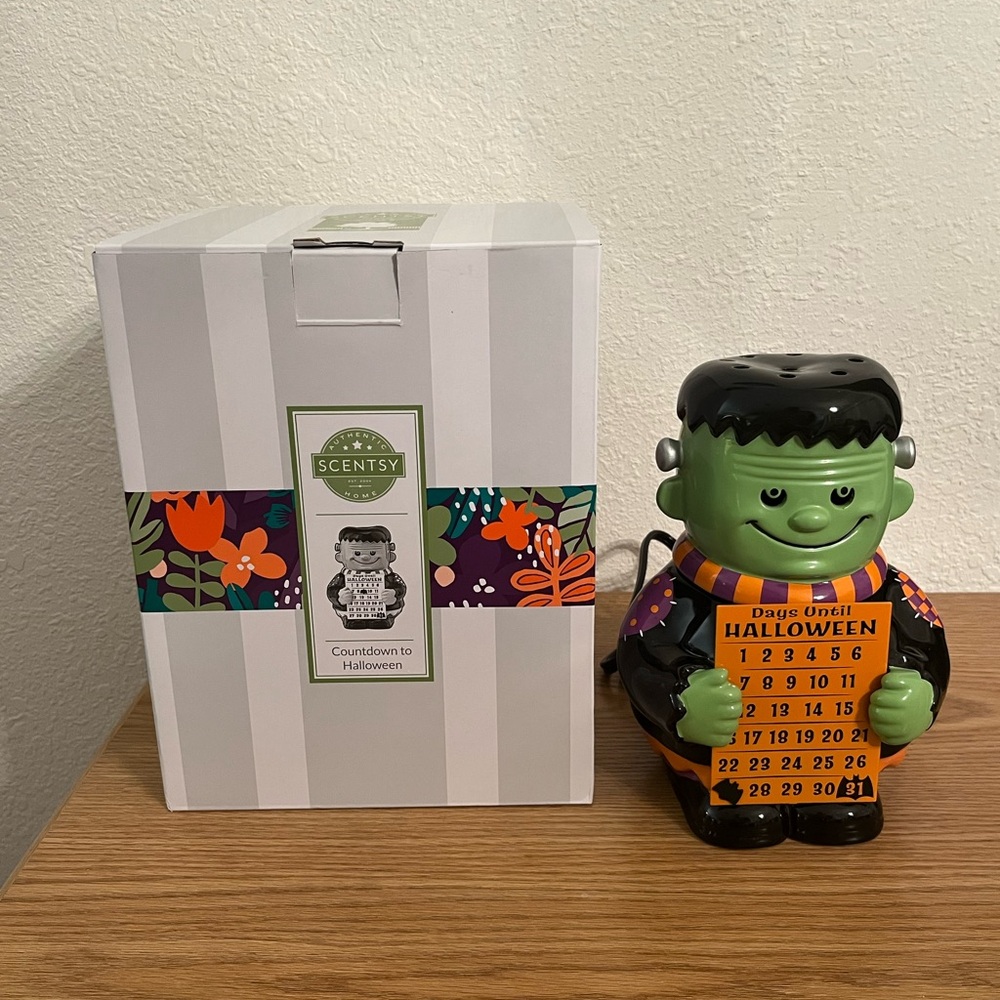 Scentsy Green and Black Halloween Countdown Warmer
